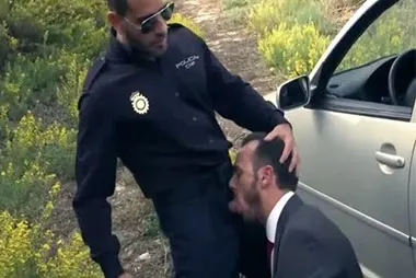 Mamando rola do segurança gostoso moreno dotado